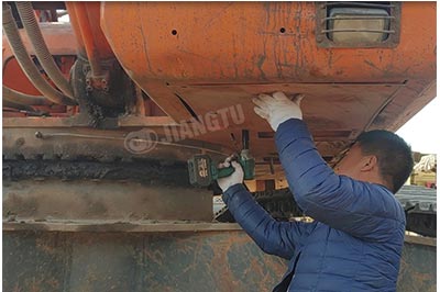 Installation-of-excavator-grapple-grabs-on-the-excavators-JIANGTU-Attachments